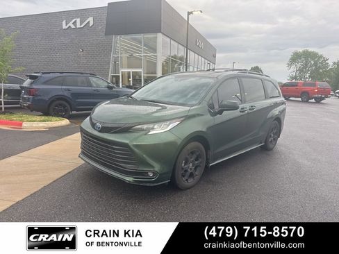 Used 2025 Toyota Sienna XLE Woodland Edition AWD/4WD image 1