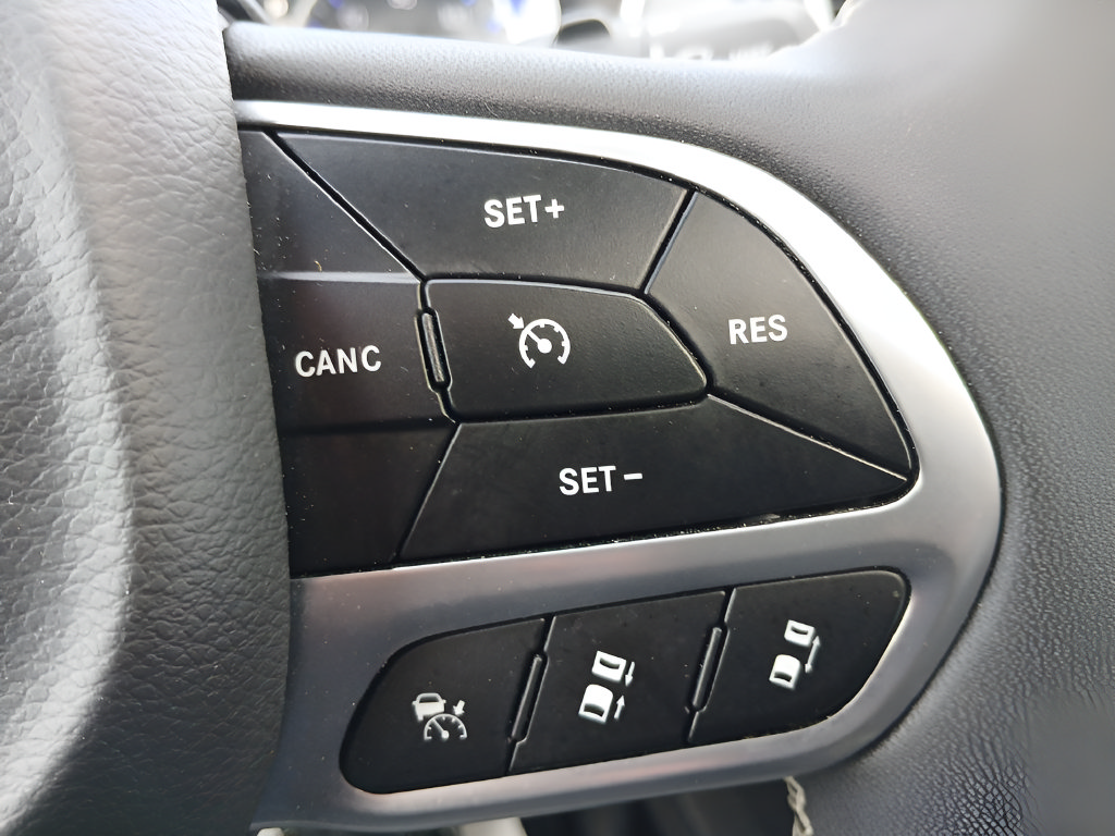 Used 2026 Chrysler Pacifica Limited FWD image 25