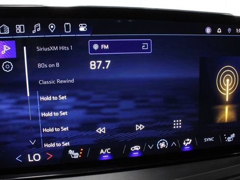 Used 2025 Chevrolet Traverse LT AWD/4WD image 3
