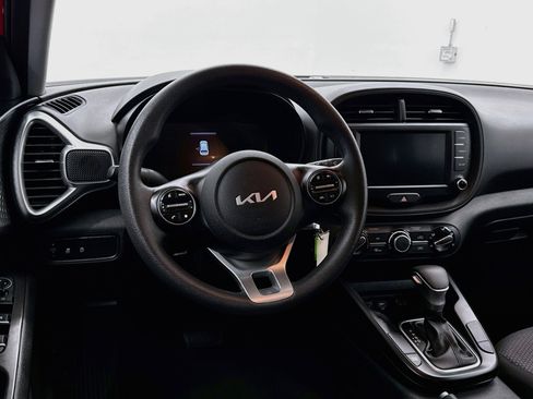 Used 2025 Kia Soul LX w/ LX Technology Package FWD image 18
