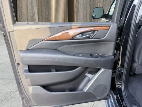 Used 2020 Cadillac Escalade ESV 2WD image 27