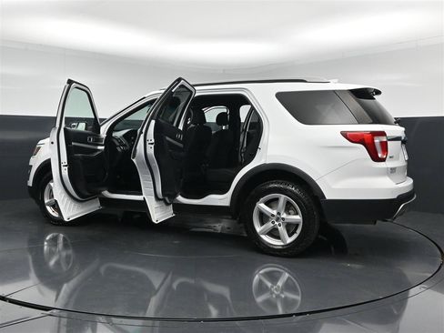 Used 2016 Ford Explorer XLT AWD/4WD image 30