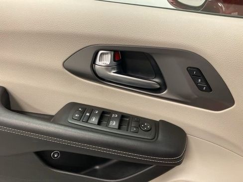 Used 2022 Chrysler Pacifica Touring-L image 17