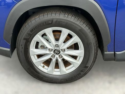 Used 2025 Toyota Corolla Cross LE image 12