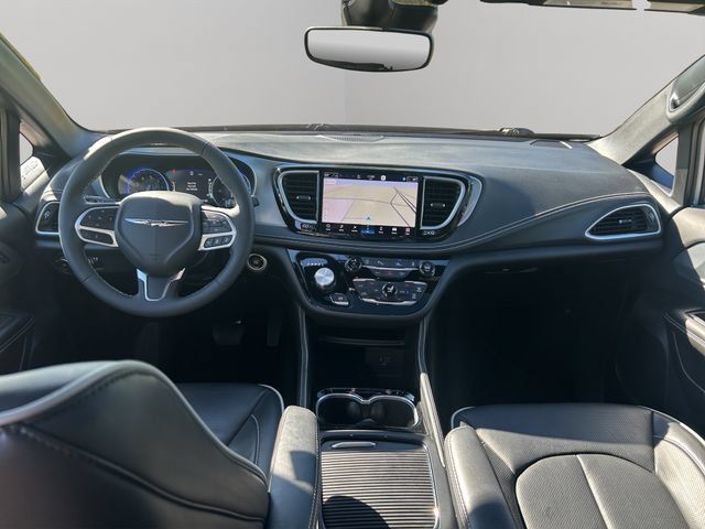 Used 2026 Chrysler Pacifica Limited FWD image 19