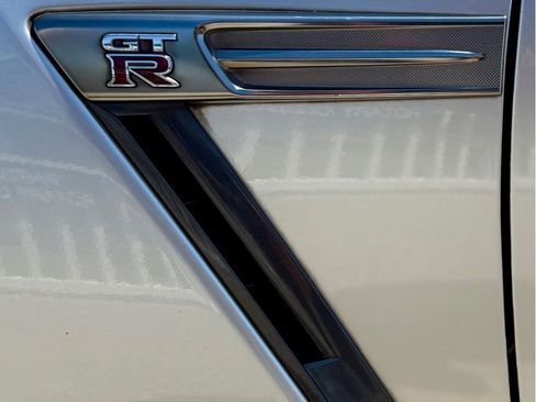 Used 2011 Nissan GT-R Premium AWD/4WD image 9