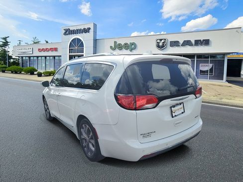 Used 2019 Chrysler Pacifica Limited w/ Tire & Wheel Group FWD image 3