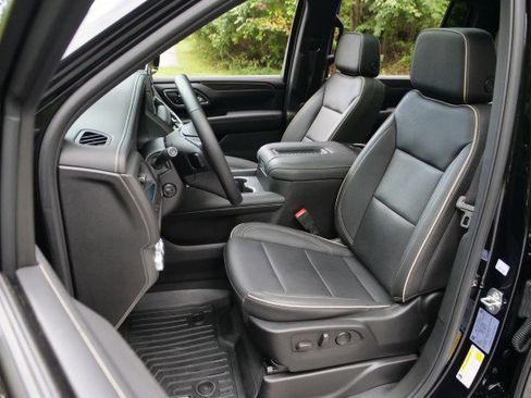 Used 2024 GMC Yukon XL SLT w/ SLT Luxury Package image 3