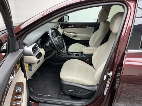 Used 2017 Kia Sorento AWD w/ LX Convenience Package image 3