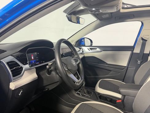 Used 2025 Volkswagen Taos SE w/ Panoramic Sunroof Package FWD image 19
