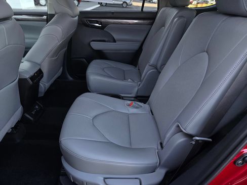 Certified 2026 Toyota Highlander Limited AWD/4WD image 11
