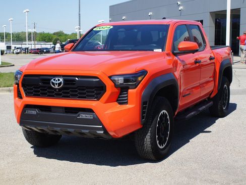 Used 2024 Toyota Tacoma TRD Off-Road w/ TRD Off Road Premium Package AWD/4WD image 2