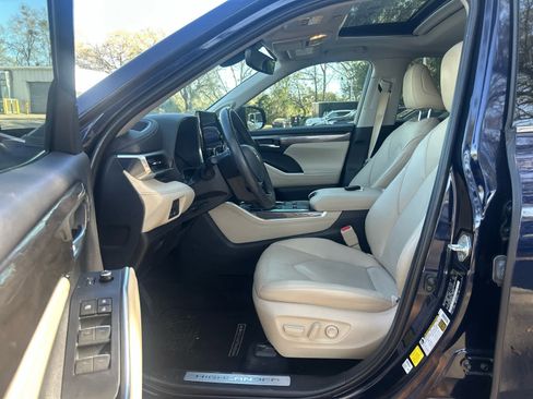 Used 2023 Toyota Highlander Limited image 8