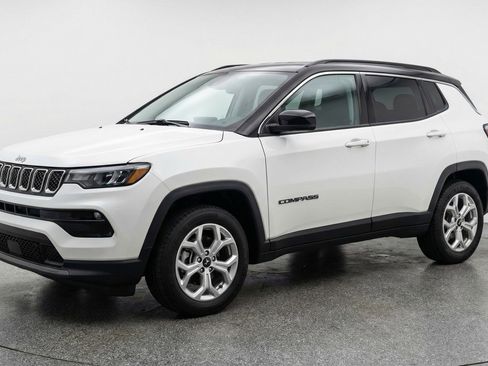 Used 2025 Jeep Compass Latitude AWD/4WD image 3