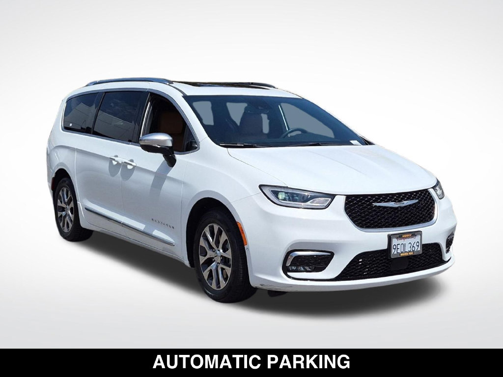Used 2023 Chrysler Pacifica Pinnacle FWD image 2