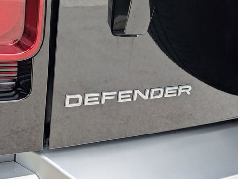 Used 2025 Land Rover Defender 110 S image 34