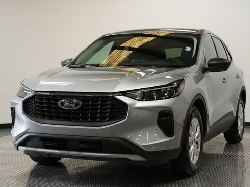 Used 2023 Ford Escape Active w/ Cold Weather Package FWD image 4