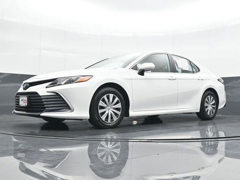 Used 2022 Toyota Camry LE image 9