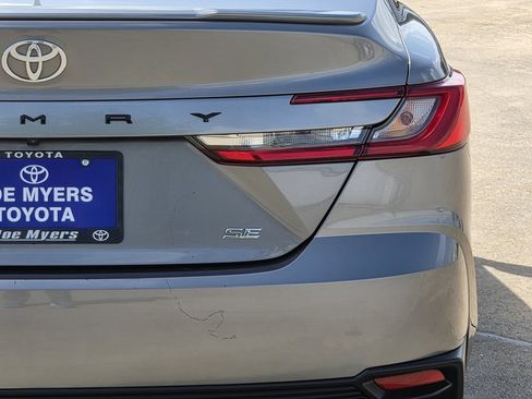 Used 2025 Toyota Camry SE FWD image 9