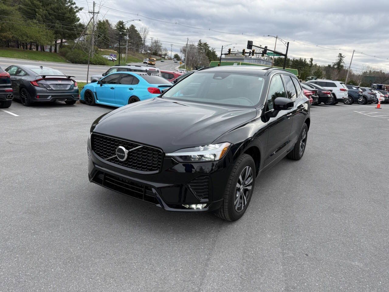 Used 2025 Volvo XC60 B5 Core AWD/4WD image 2