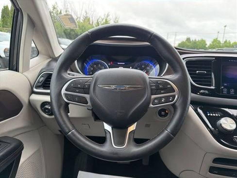 Used 2017 Chrysler Pacifica Touring-L Plus w/ Advanced Safetytec Group FWD image 21