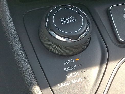 Used 2022 Jeep Cherokee Latitude Lux w/ Sun & Sound Group AWD/4WD image 25