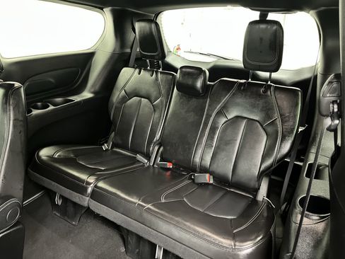 Used 2025 Chrysler Pacifica Select image 12