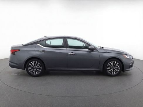 Used 2024 Nissan Altima 2.5 SV FWD image 11