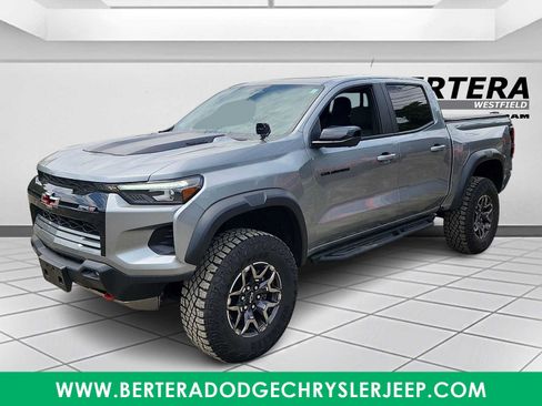 Used 2025 Chevrolet Colorado ZR2 w/ Technology Package AWD/4WD image 3