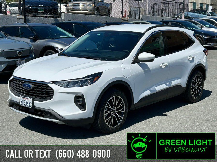 Used 2023 Ford Escape SE FWD image 1