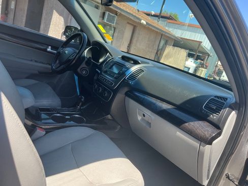 Used 2015 Kia Sorento LX FWD image 32
