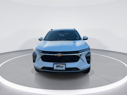 Used 2025 Chevrolet Trax LT image 3