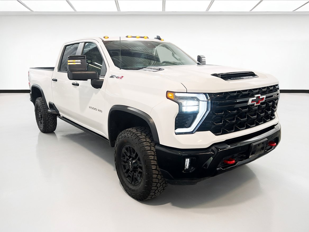 Used 2025 Chevrolet Silverado 2500 ZR2 w/ Technology Package AWD/4WD image 3