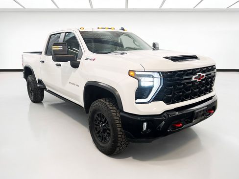 Used 2025 Chevrolet Silverado 2500 ZR2 w/ Technology Package AWD/4WD image 3