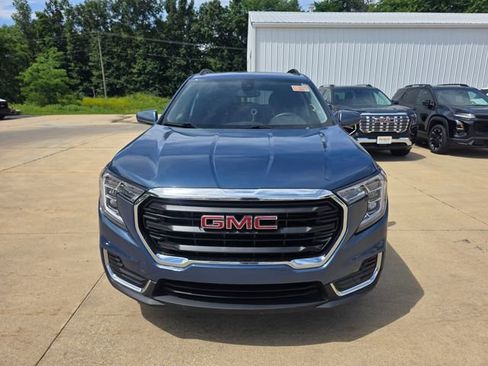 Used 2024 GMC Terrain SLE w/ Driver Convenience Package FWD image 2