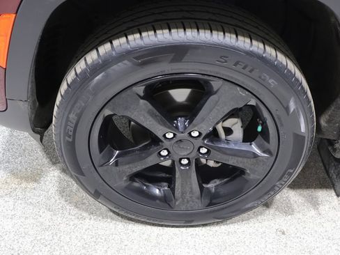 Certified 2024 Jeep Grand Cherokee Altitude AWD/4WD image 11