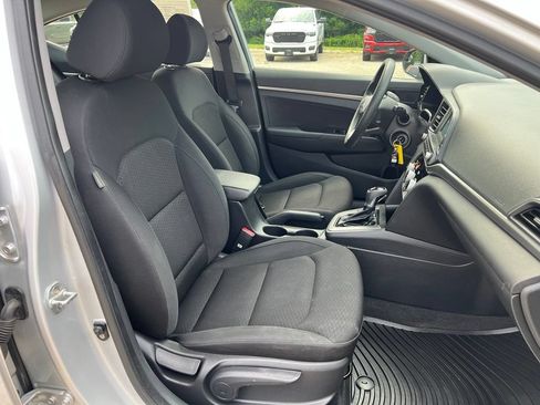 Used 2019 Hyundai Elantra SE w/ Winter Weather Package FWD image 13