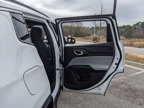 Used 2024 Jeep Compass Latitude image 54