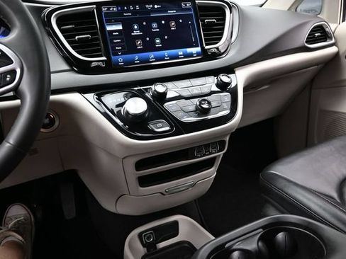 Certified 2024 Chrysler Pacifica Touring-L FWD image 48