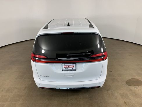 Used 2024 Chrysler Pacifica Touring-L image 11