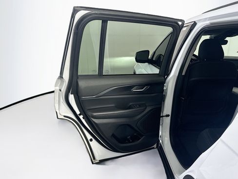 Used 2023 Jeep Grand Cherokee Laredo image 27