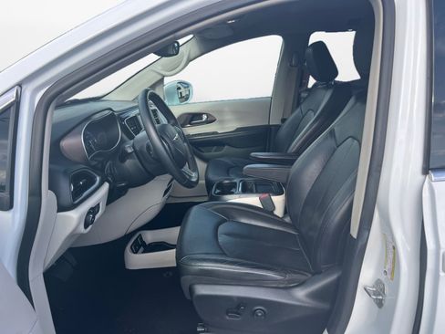 Used 2018 Chrysler Pacifica Touring-L FWD image 11