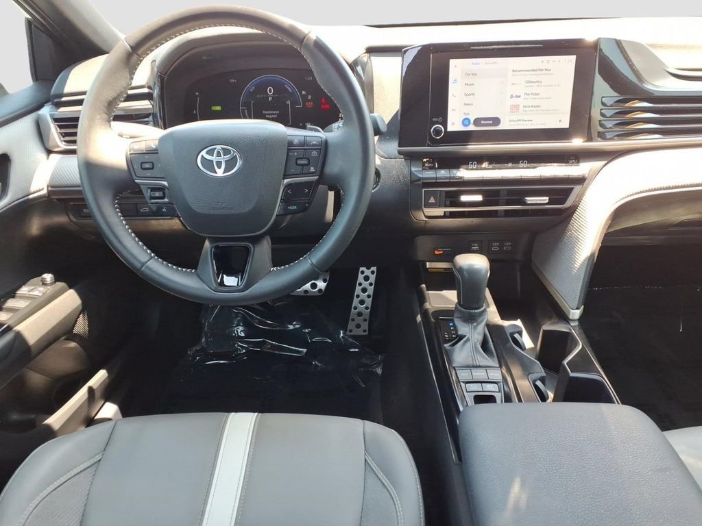 Used 2025 Toyota Camry SE FWD image 13