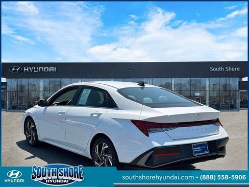 Certified 2025 Hyundai Elantra Limited FWD image 8