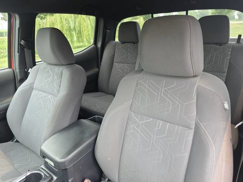 Used 2017 Toyota Tacoma TRD Sport w/ Tow Package (A/T) AWD/4WD image 12