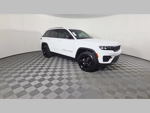 Used 2023 Jeep Grand Cherokee Altitude RWD image 53
