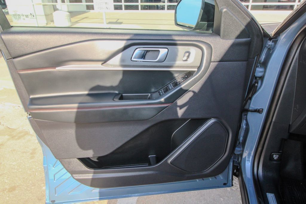 Used 2025 Ford Explorer ST-Line w/ ST-Line Street Pack AWD/4WD image 13