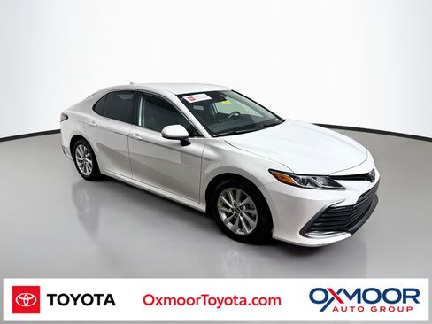 Used 2025 Toyota Camry SE FWD image 1