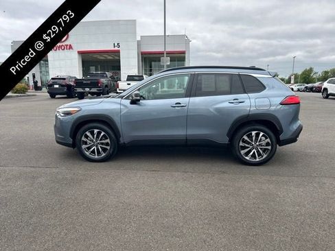 Used 2025 Toyota Corolla Cross XLE FWD image 5