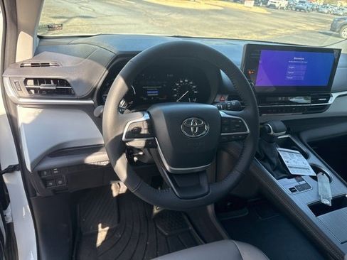 New 2026 Toyota Sienna XLE image 14